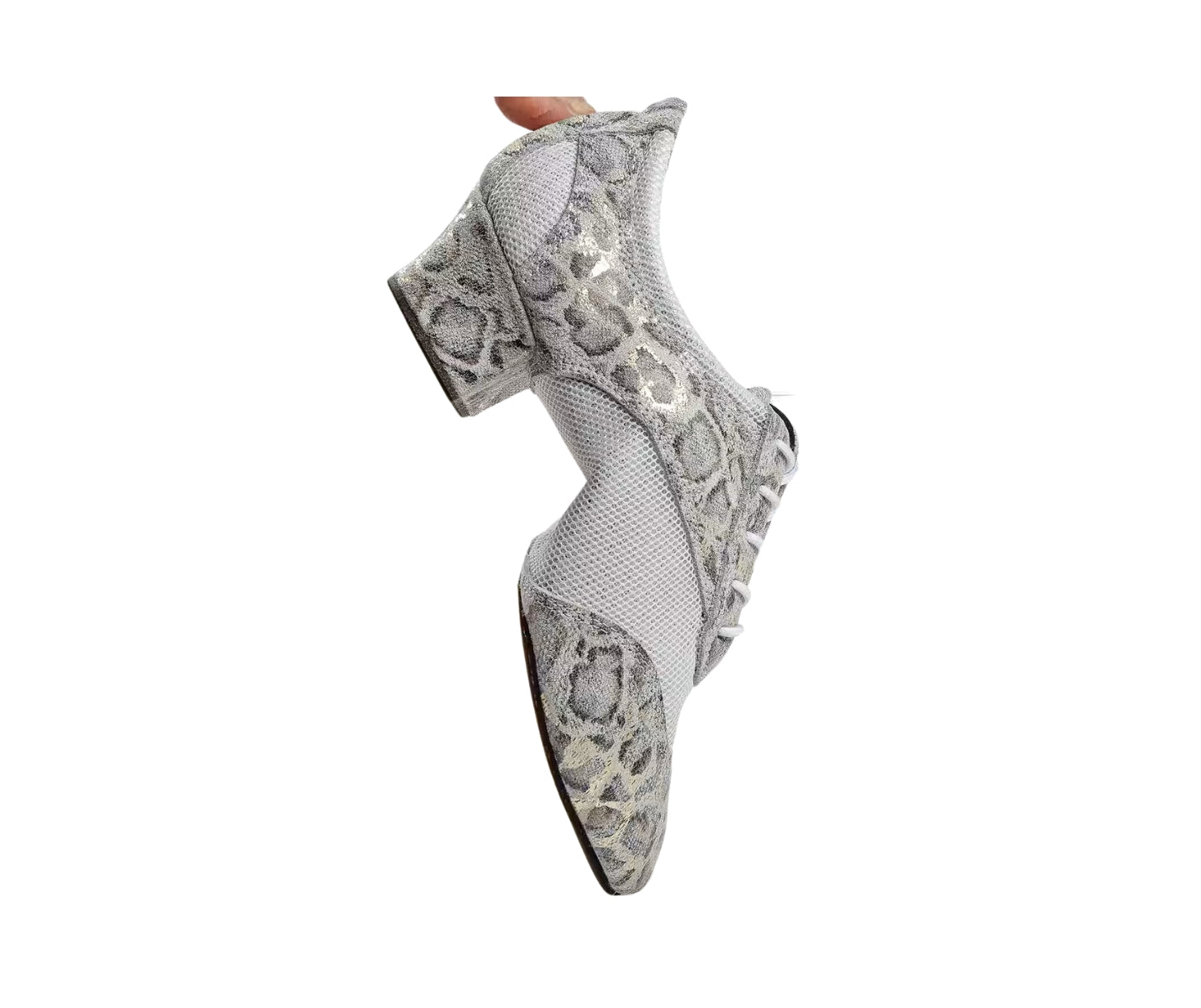Beige-goldene Diamant 188 Tanzschuhe mit Blockabsatz in Leopardenmuster werden vor einem weißen Hintergrund gehalten.